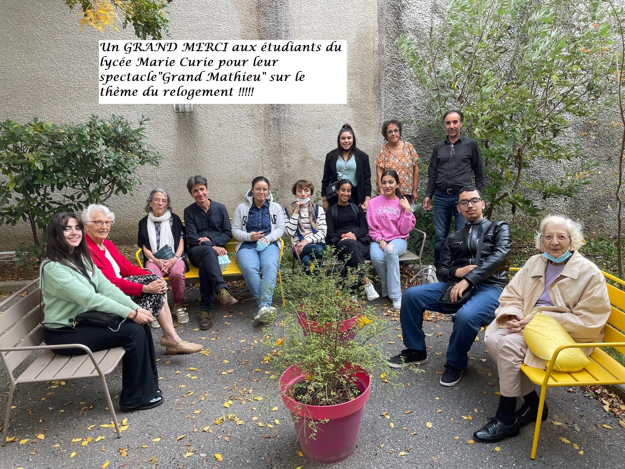 Des résidents et des élèves immortalisent  la rencontre de cette journée.